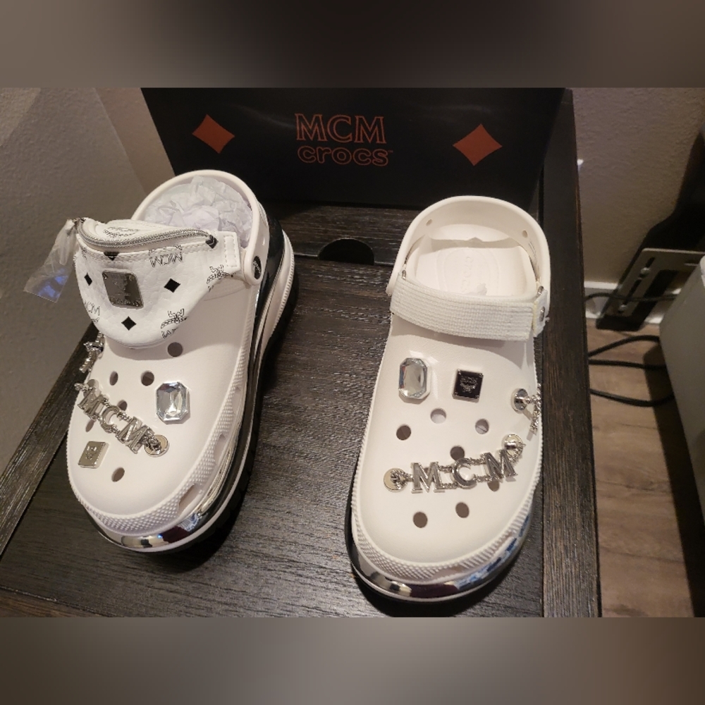 MCM Crocs W8